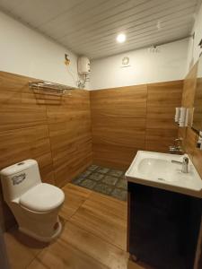 VaikomにあるAnandam Woods - A Heritage single Room for couple-small familyのバスルーム(トイレ、洗面台付)