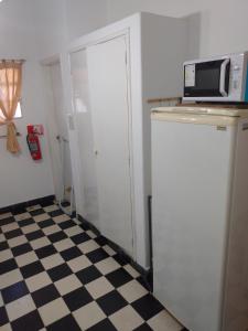 eine Küche mit einer Mikrowelle auf dem Kühlschrank in der Unterkunft Villa Coca-Los Agapantos- in La Bolsa