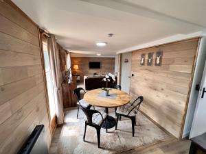 伯伊Chalet Millou Beuil的小型用餐室配有桌椅