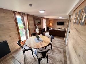 Chalet Millou Beuil的电视和/或娱乐中心