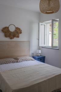 - une chambre avec un grand lit et une fenêtre dans l'établissement Teia Holiday Apartments, à Vulcano