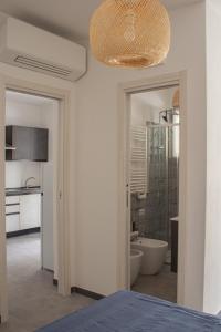 ヴルカーノにあるTeia Holiday Apartmentsのベッドルーム(バスタブ付きのバスルーム付)、キッチンが備わります。
