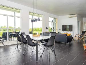 uma sala de jantar com mesa e cadeiras em Holiday home Haderslev L em Haderslev