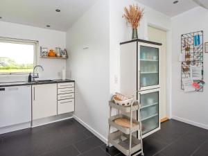 Kuchyň nebo kuchyňský kout v ubytování Holiday home Haderslev L