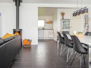 Kuchyň nebo kuchyňský kout v ubytování Holiday home Haderslev L