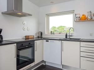 Kuchyň nebo kuchyňský kout v ubytování Holiday home Haderslev L