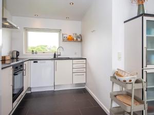 Kuchyň nebo kuchyňský kout v ubytování Holiday home Haderslev L