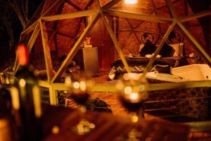 a room with a bed and a room with wine bottles at Glamping Sunset Hill Salamina-Caldas in Aranzazu