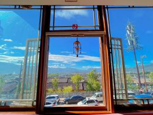 una ventana con vistas a un aparcamiento en Dream Tour Scenic Inn 梦之旅观景客栈, en Lijiang