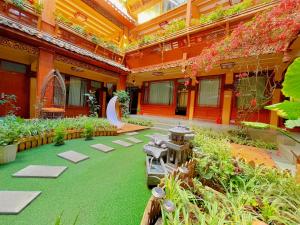 Frida's Inn 丽江梦之旅观景客栈外面的花园