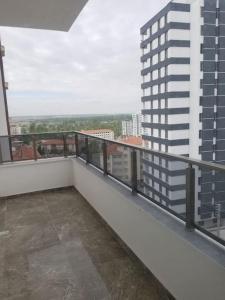 d'un balcon avec vue sur un grand bâtiment. dans l'établissement Firuze Park, à Nigde