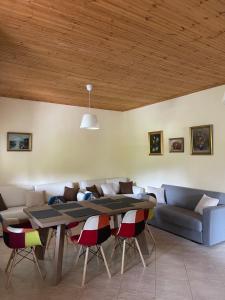 sala de estar con mesa y sofá en Villa Alexandros, en Ammoulianí