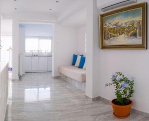 uma sala de estar com um sofá e uma pintura na parede em Flowery Penthouse in city centre of Thessaloniki em Tessalônica