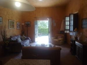 ein Wohnzimmer mit Sofa und Sessel in der Unterkunft torreprima1 in San Gimignano