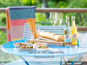 une table avec une assiette de nourriture et des verres de vin dans l'établissement Seenähe-Seeblick-Bergblick-Bio, Natur, Bleibe am Berg, à Schliersee