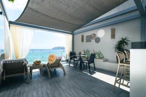 - un salon avec vue sur l'océan dans l'établissement Buganvilla-Sea front villas, à Agia Pelagia