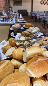 una mesa llena de muchos tipos diferentes de pan en Quintal das Estrelas en São Pedro