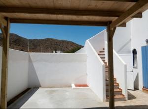 Casa blanca con paredes y escaleras blancas en Dúplex casa agua, en San José