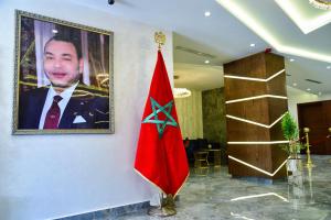 une photo d'un homme en uniforme et d'un drapeau dans l'établissement MIRANDA HOTEL - Tanger, à Tanger