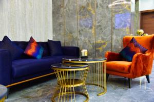 uma sala de estar com um sofá e duas cadeiras em MIRANDA HOTEL - Tanger em Tânger