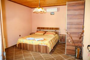 Albena Guest House في شابلا: غرفة نوم بسرير في غرفة