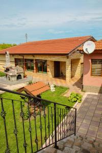 une maison avec une clôture devant une cour dans l'établissement Albena Guest House, à Shabla