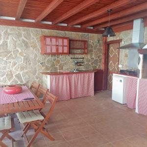 Pokój ze stołem i kuchnią z blatem w obiekcie Mara's House w mieście Nazaret