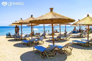 - un groupe de chaises longues et de parasols sur une plage dans l'établissement Gala Premium, à Potidée