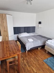 ヤスタルニャにあるDom Jastarnia Apartamentyのベッドルーム1室(ベッド1台、木製テーブル付)