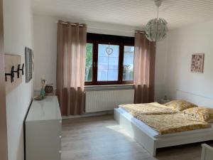 een slaapkamer met een bed en een raam bij Ferienhaus Undine in Oranienbaum-Wörlitz