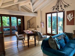 伊斯普拉的住宿－Tenuta La Quassa，客厅配有蓝色的沙发和桌子