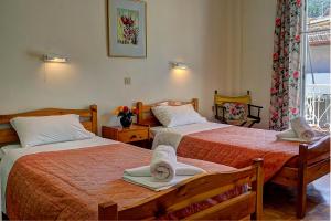 Postel nebo postele na pokoji v ubytování Hotel Benitses Arches