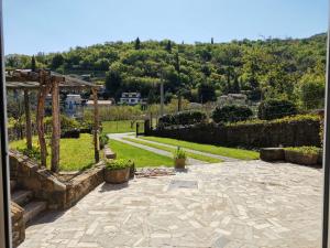 ポルトロスにあるApartma Pineaの庭園を望む石造りのパティオ