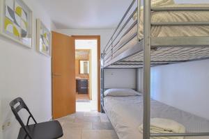 1 dormitorio con 2 literas y pasillo en Mediterraneo, en Benidorm