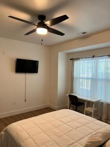 1 dormitorio con 1 cama y ventilador de techo en South Charlotte Most Wanted, en Charlotte