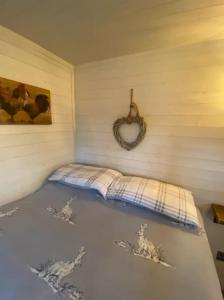 a bedroom with a bed with a heart shapedigunigunigun at Plum Hut in Torquay