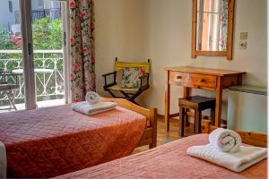 Postel nebo postele na pokoji v ubytování Hotel Benitses Arches