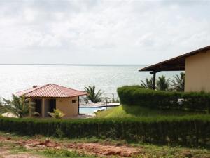 a house with a view of the ocean at Casa espetacular em condomínio pé-na-areia, PZ11 in Rio do Fogo