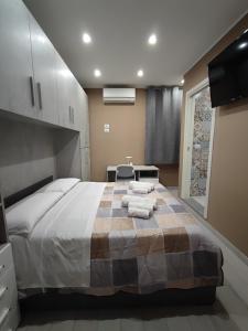 - une chambre avec un grand lit et des serviettes dans l'établissement BOLANO HOUSE, à Catane