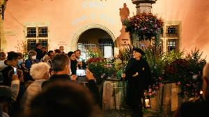 a nun standing in front of a crowd of people at Le 6 : maison individuelle au cœur de l'Alsace in Turckheim