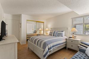 Postel nebo postele na pokoji v ubytování Beach Club, Unit 121 - Flip Flop Inn + 18 fotografií