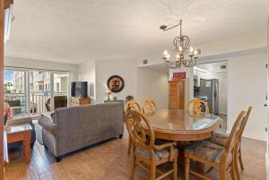 Posezení v ubytování Beach Club, Unit 121 - Flip Flop Inn