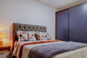 Cama o camas de una habitación en Conforto em ótima localização!