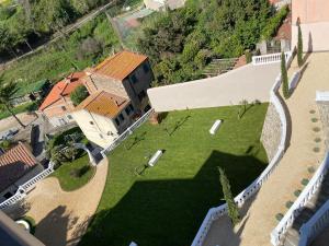 een luchtzicht op een huis met een tuin bij APPARTAMENTINO ROMANTICO in Rio nell Elba