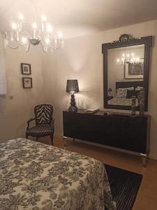 1 dormitorio con cama y espejo grande en villa josepha en Cournon-dʼAuvergne