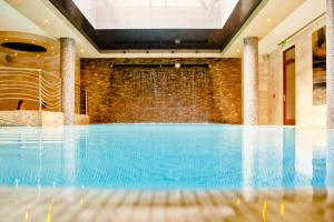 Bazén v ubytování Hotel&Spa Stary Dziwnów basen swimming pool nebo v jeho okolí