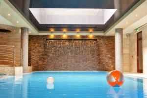 Bazén v ubytování Hotel&Spa Stary Dziwnów basen swimming pool nebo v jeho okolí