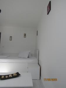 Postel nebo postele na pokoji v ubytování Dă-i pace mai