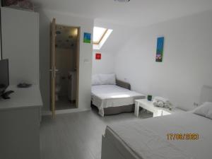Postel nebo postele na pokoji v ubytování Dă-i pace mai