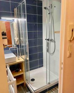 baño con ducha y puerta de cristal en Studio Cosy Tout Confort - 180m Plage - Parking en Saint-Georges-de-Didonne